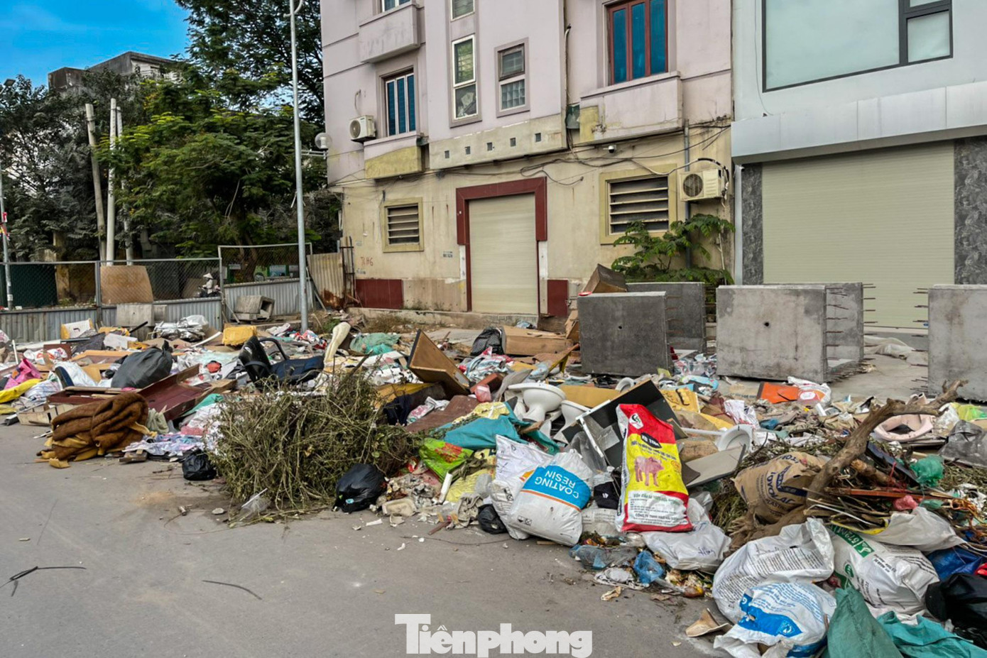 Được biết, rác ở đây chủ yếu là rác thải sinh hoạt do người dân vứt ra khu vực trên. Được biết, rác ở đây chủ yếu là rác thải sinh hoạt do người dân vứt ra khu vực trên.