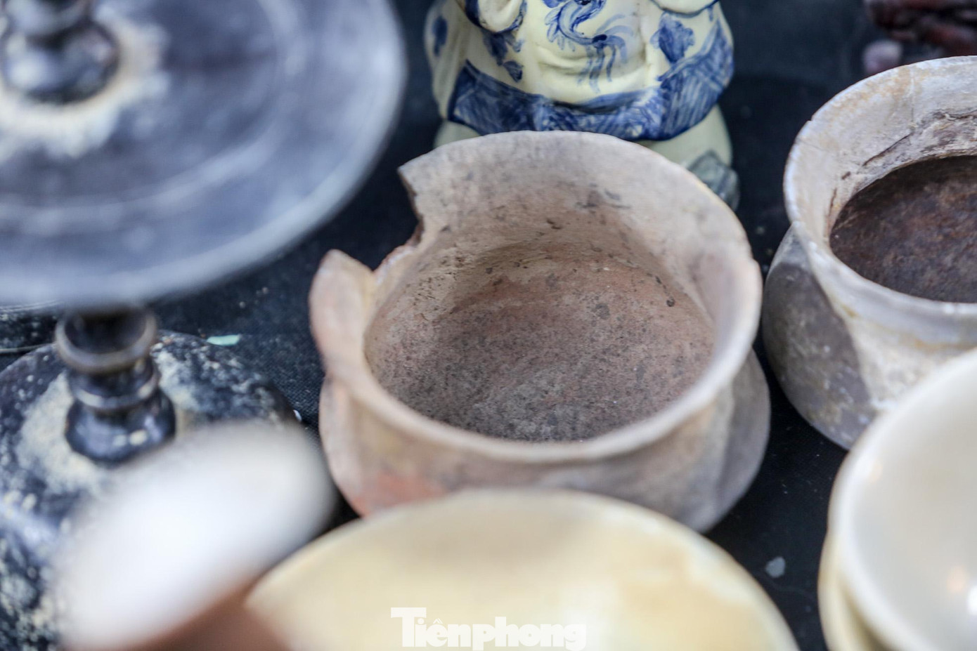 Theo những người bán hàng ở đây, có những món đồ xưa chỉ bày ra để mọi người chiêm ngưỡng chứ không bán. Theo những người bán hàng ở đây, có những món đồ xưa chỉ bày ra để mọi người chiêm ngưỡng chứ không bán.