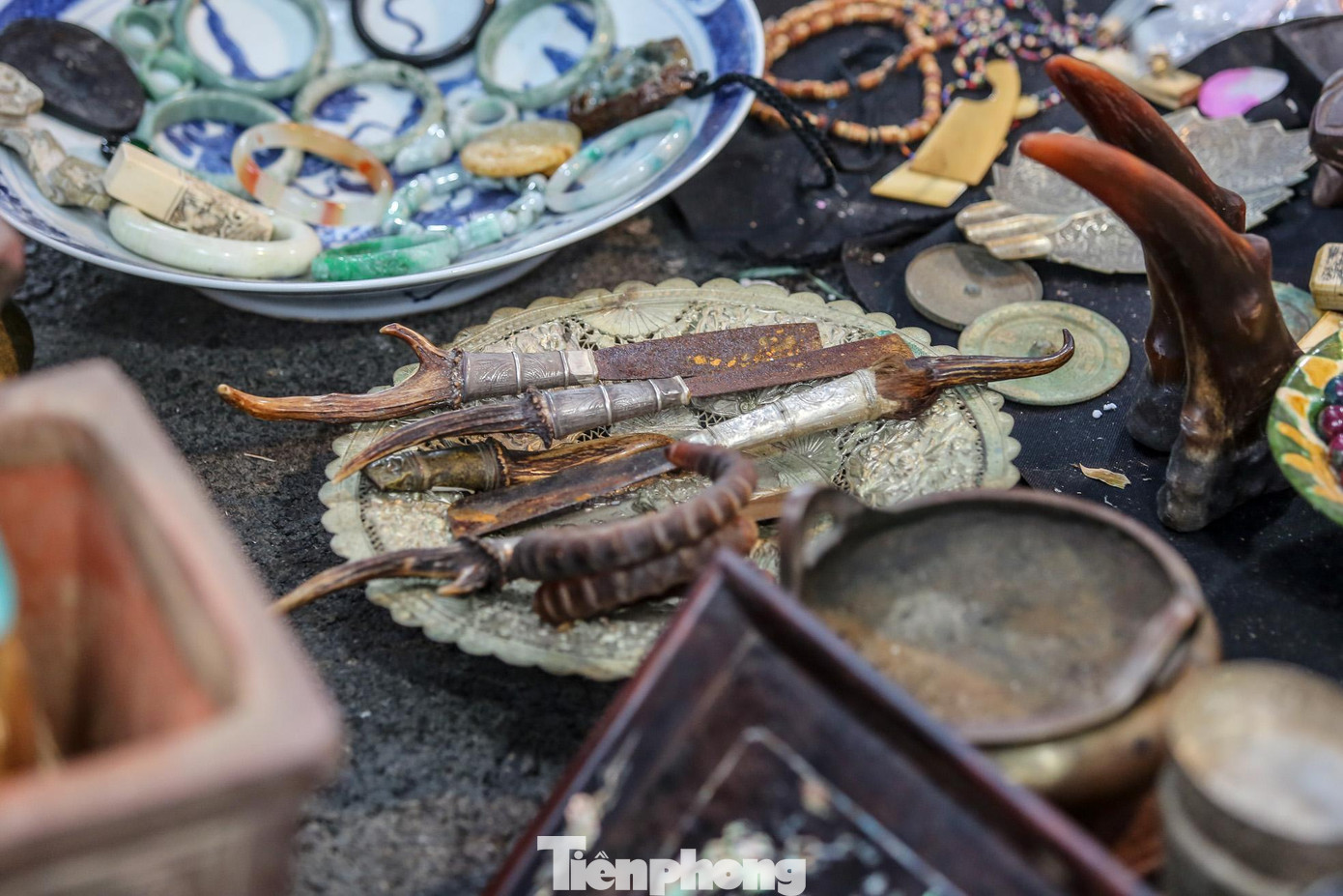 Trong phiên chợ độc đáo này, không ít du khách tìm thấy những món đồ ưng ý trong tâm thế hoài niệm. Cầm trên tay món đồ xưa, người lớn tuổi thấy trong lòng cứ ngân nga "Đập cổ kính ra tìm bóng/Xếp tàn y để dành hơi". Nhìn món đồ cũ, lớp thanh niên hoài nhớ về một thời "ông bà anh". Trong phiên chợ độc đáo này, không ít du khách tìm thấy những món đồ ưng ý trong tâm thế hoài niệm. Cầm trên tay món đồ xưa, người lớn tuổi thấy trong lòng cứ ngân nga "Đập cổ kính ra tìm bóng/Xếp tàn y để dành hơi". Nhìn món đồ cũ, lớp thanh niên hoài nhớ về một thời "ông bà anh".