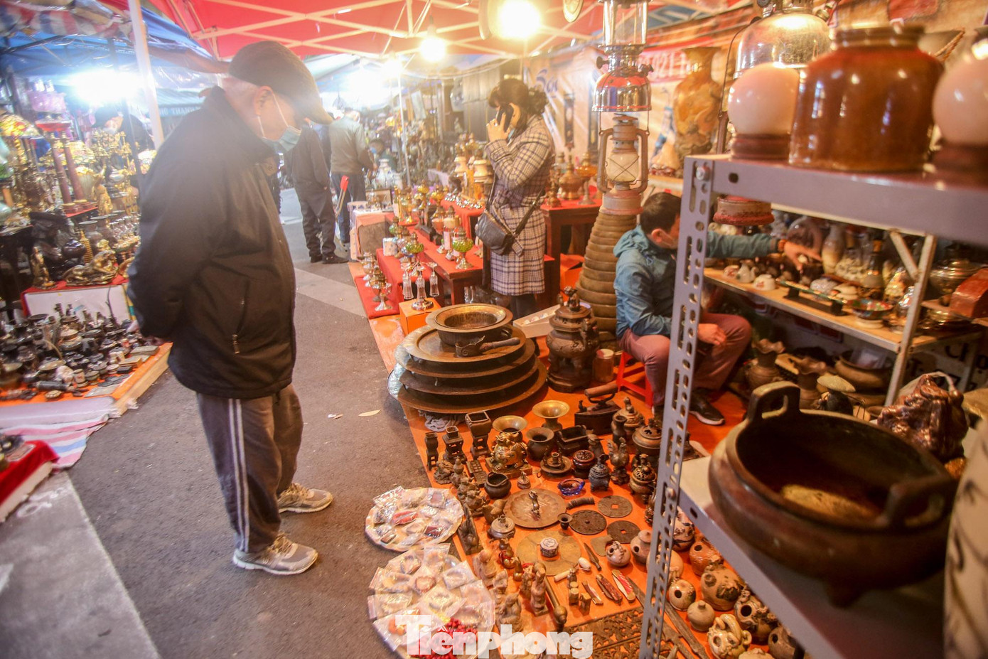 Nhiều món đồ khiến du khách ngắm nghía mãi không rời. Nhiều món đồ khiến du khách ngắm nghía mãi không rời.