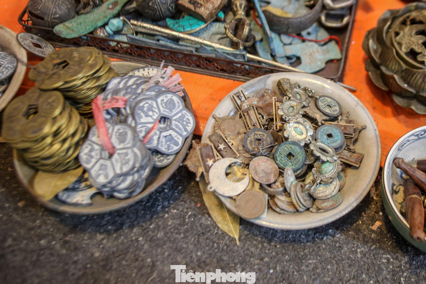 Đồng xu cổ với nhiều hình dạng, giá trị khác nhau. Đồng xu cổ với nhiều hình dạng, giá trị khác nhau.