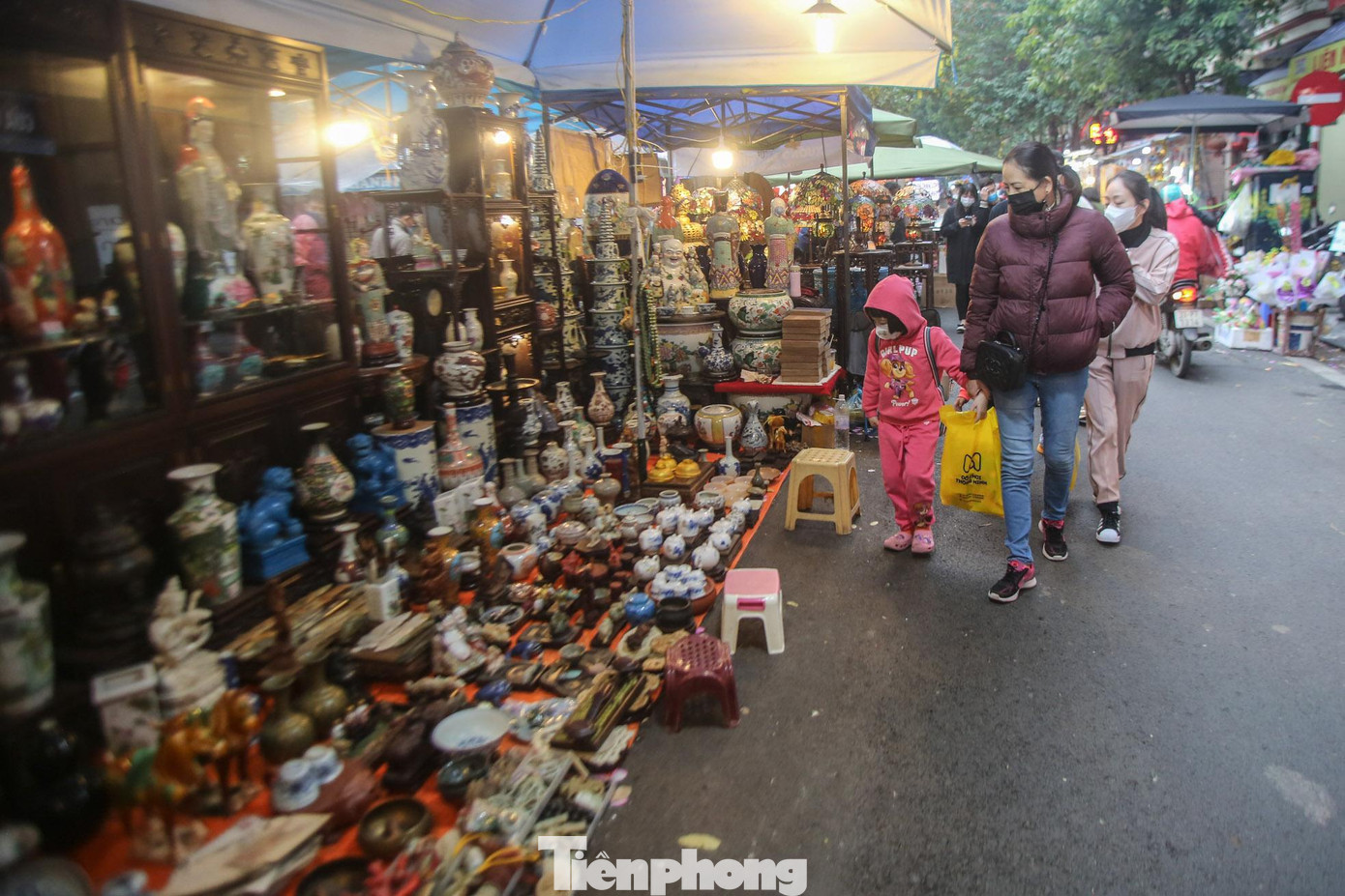 Chợ "đồ cổ" này mỗi năm chỉ họp một lần vào dịp giáp Tết, bày bán đồ cũ, đồ giả cổ, đồ xưa, sản phẩm thủ công mỹ nghệ, sản phẩm làng nghề truyền thống. Chợ "đồ cổ" này mỗi năm chỉ họp một lần vào dịp giáp Tết, bày bán đồ cũ, đồ giả cổ, đồ xưa, sản phẩm thủ công mỹ nghệ, sản phẩm làng nghề truyền thống.