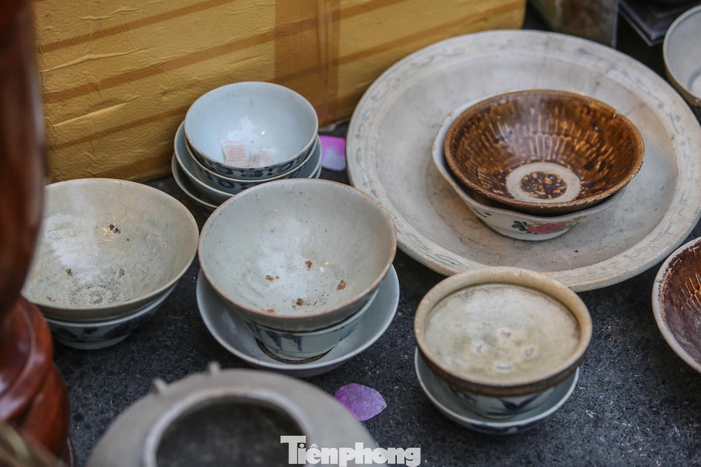 Bát sành, bát sứ trong cuộc sống người Việt xưa. Bát sành, bát sứ trong cuộc sống người Việt xưa.