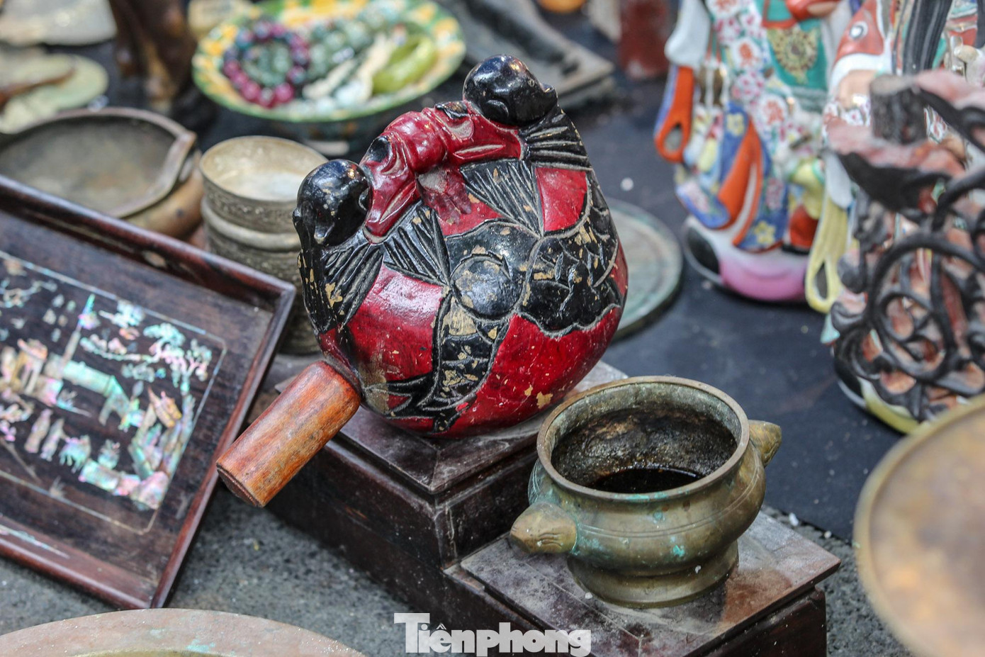 Những món đồ tưởng như cũ kỹ nhưng lại khá thu hút sự quan tâm của du khách, nhất là những người hay hoài niệm. Những món đồ tưởng như cũ kỹ nhưng lại khá thu hút sự quan tâm của du khách, nhất là những người hay hoài niệm.