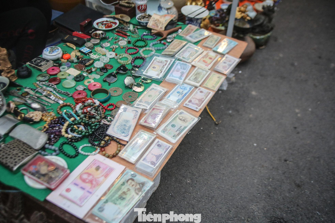 Tiền giấy cotton của Việt Nam với nhiều mệnh giá. Tiền giấy cotton của Việt Nam với nhiều mệnh giá.