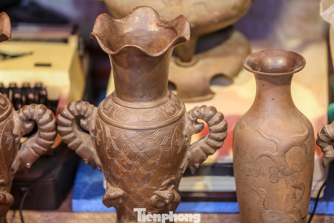 Bình được làm bằng đồng thau với nhiều họa tiết, hoa văn. Bình được làm bằng đồng thau với nhiều họa tiết, hoa văn.