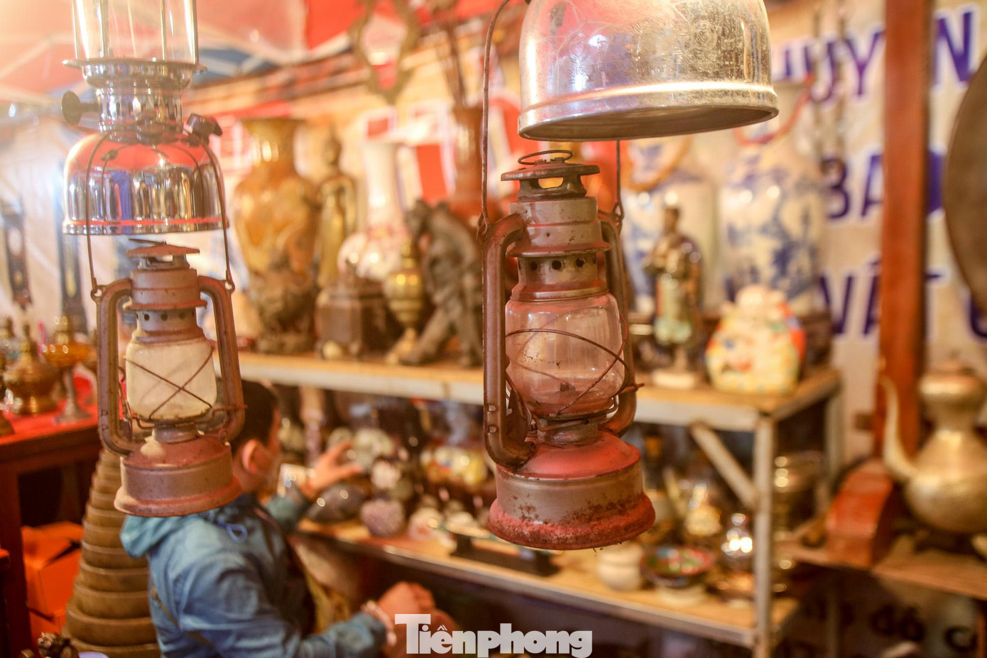 Đèn dầu dường như chỉ còn xuất hiện ở những phiên chợ đồ cổ. Đèn dầu dường như chỉ còn xuất hiện ở những phiên chợ đồ cổ.