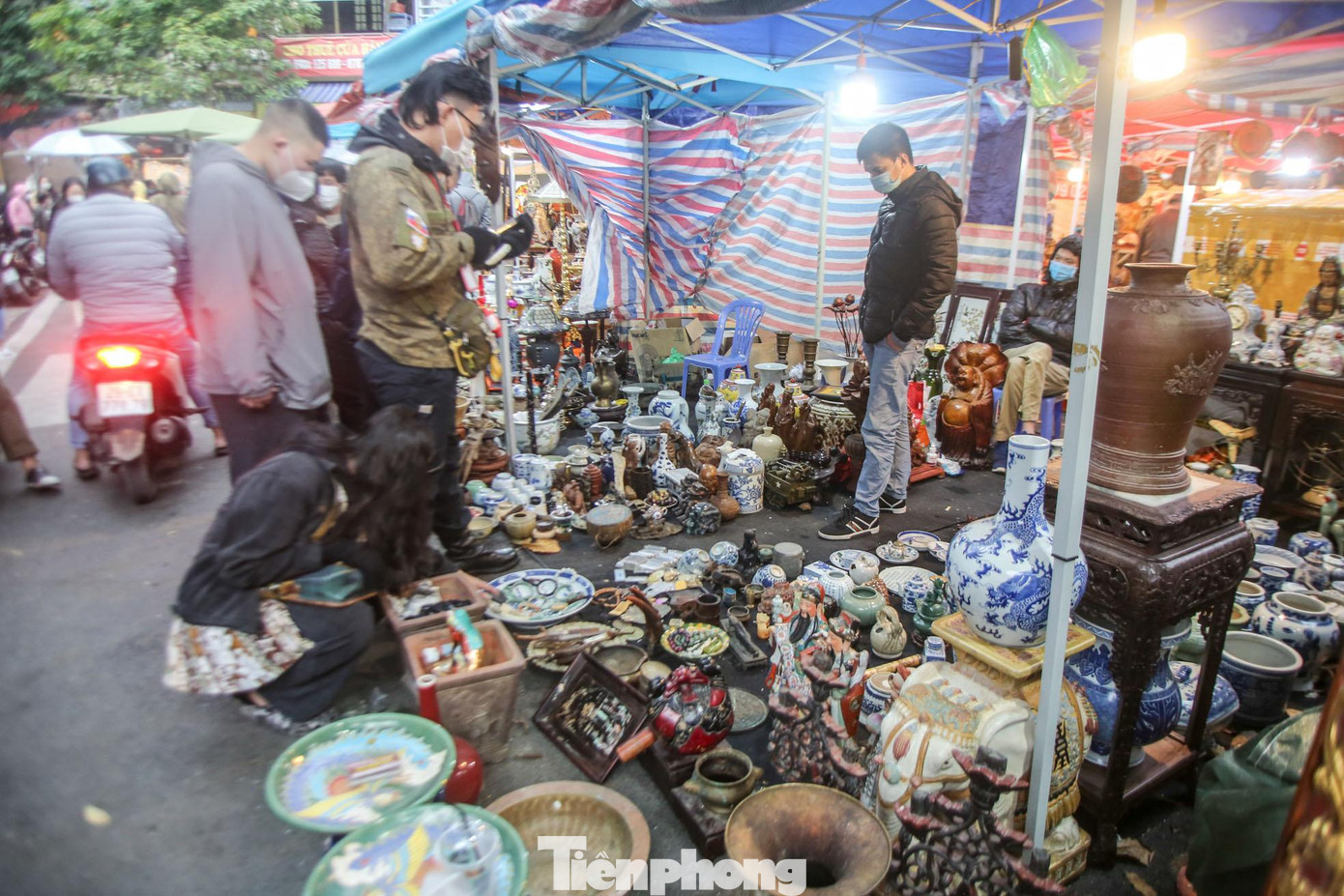 Chợ hoa Tết truyền thống nằm trên các tuyến phố: Hàng Lược, Hàng Khoai, Hàng Rươi, Hàng Mã và tuyến phố bích họa Phùng Hưng (đoạn từ phố Lê Văn Linh tới Hàng Cót) thuộc không gian khu Phố cổ Hà Nội. Ngoài hoa tươi, hoa đào, quất, đồ trang trí v.v.., trong lòng chợ hoa Tết, còn có "phiên chợ" khá thu hút du khách: Chợ "đồ cổ". Chợ hoa Tết truyền thống nằm trên các tuyến phố: Hàng Lược, Hàng Khoai, Hàng Rươi, Hàng Mã và tuyến phố bích họa Phùng Hưng (đoạn từ phố Lê Văn Linh tới Hàng Cót) thuộc không gian khu Phố cổ Hà Nội. Ngoài hoa tươi, hoa đào, quất, đồ trang trí v.v.., trong lòng chợ hoa Tết, còn có "phiên chợ" khá thu hút du khách: Chợ "đồ cổ".