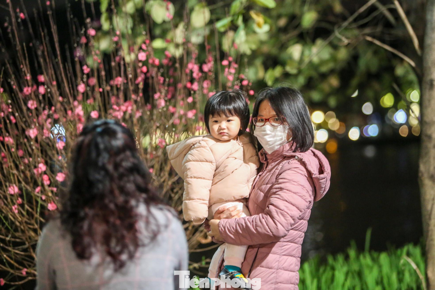 Ra phố cảm nhận không khí Tết, nhiều người chọn Hồ Gươm làm điểm đến. Ra phố cảm nhận không khí Tết, nhiều người chọn Hồ Gươm làm điểm đến.