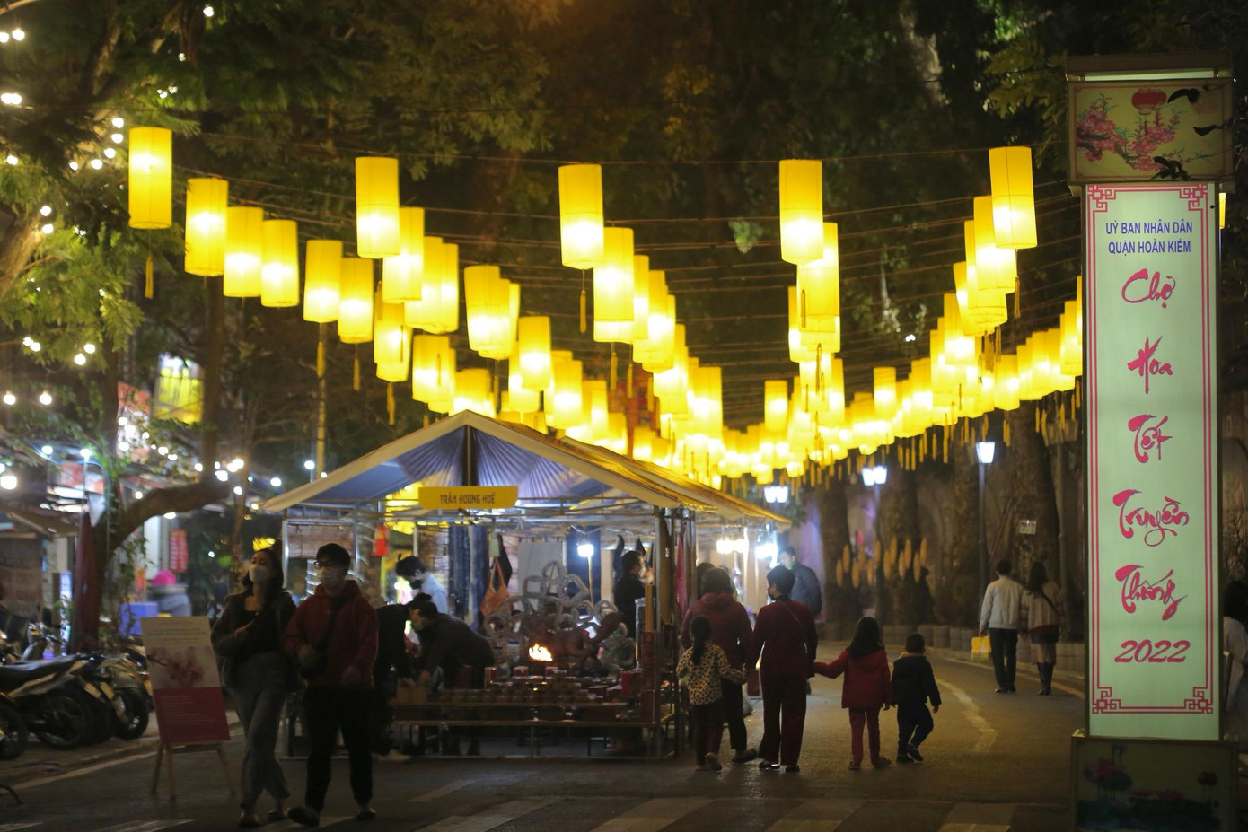 Chợ hoa Tết truyền thống tại phố Hàng Lược, Hàng Mã, Hàng Khoai, Hàng Rươi thường được người dân gọi quen từ xưa là "Chợ hoa Hàng Lược". Chợ hoa Tết truyền thống tại phố Hàng Lược, Hàng Mã, Hàng Khoai, Hàng Rươi thường được người dân gọi quen từ xưa là "Chợ hoa Hàng Lược".