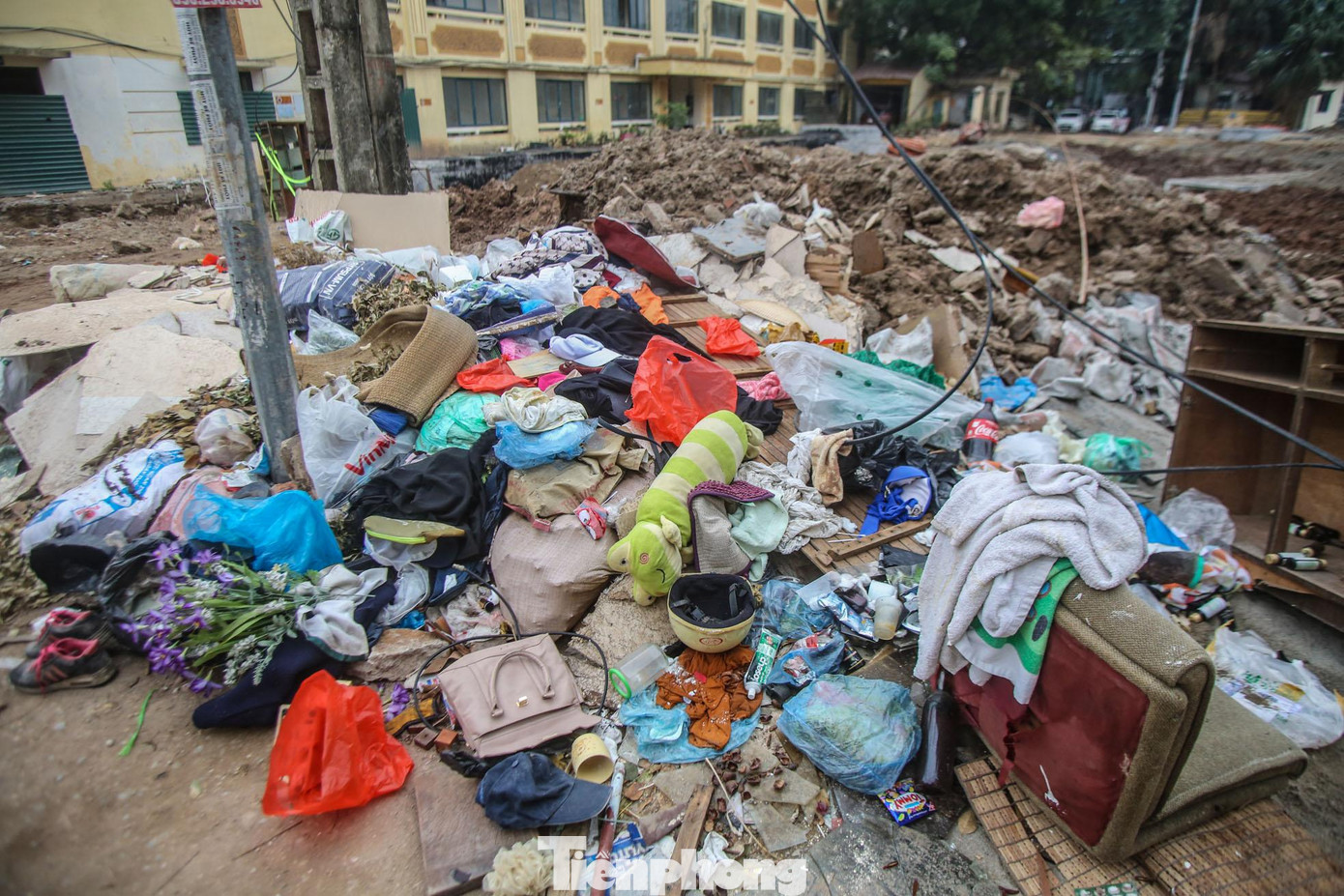 "Từ khi bắt đầu giải phóng mặt bằng khu vực này thì nơi đây cũng trở thành nơi tập kết rác, người dân đi qua tiện tay bỏ rác lại. Rác ở đây ngày một nhiều, bốc mùi khó chịu nhưng chẳng ai dọn", một người dân sống tại khu vực trên chia sẻ. "Từ khi bắt đầu giải phóng mặt bằng khu vực này thì nơi đây cũng trở thành nơi tập kết rác, người dân đi qua tiện tay bỏ rác lại. Rác ở đây ngày một nhiều, bốc mùi khó chịu nhưng chẳng ai dọn", một người dân sống tại khu vực trên chia sẻ.
