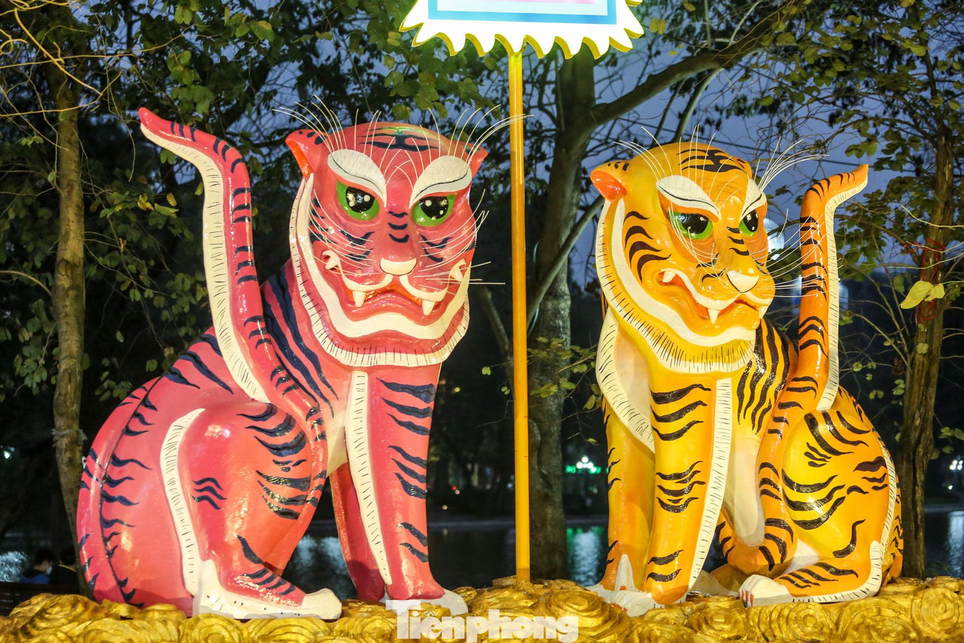 Nói về cảm hứng của tác phẩm, họa sĩ Mai Thu Vân cho biết: “Ngày xưa, đi chợ Tết có tranh dân gian, và mình đã rất là thích nó từ hồi bé và nhân dịp này thể hiện nó qua tác phẩm. Chọn tranh dân gian Hàng Trống bởi nó mang giá trị nghệ thuật lâu đời của Thủ đô, lấy cái “gốc” của Hà Nội làm đẹp cho Hà Nội".