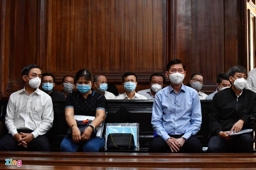 Bị cáo Trần Vĩnh Tuyến (áo xanh) và bị cáo Trần Trọng Tuấn (trái) tại tòa. Ảnh: Duy Hiệu.