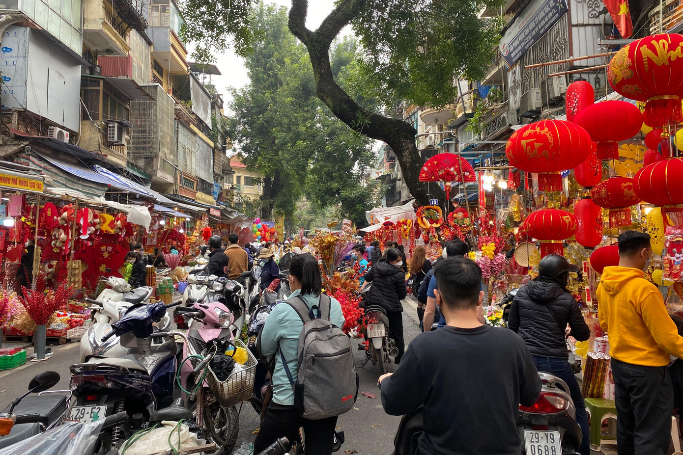 Theo ghi nhận của PV, thị trường hàng mã những ngày cận Tết ông Công ông Táo sôi động. Những con phố Hàng Mã, Hàng Chiếu, Hàng Buồm... bày bán la liệt những mặt hàng phục vụ ngày lễ này như bộ Táo quân, thần linh, cá chép giấy... Theo ghi nhận của PV, thị trường hàng mã những ngày cận Tết ông Công ông Táo sôi động. Những con phố Hàng Mã, Hàng Chiếu, Hàng Buồm... bày bán la liệt những mặt hàng phục vụ ngày lễ này như bộ Táo quân, thần linh, cá chép giấy...