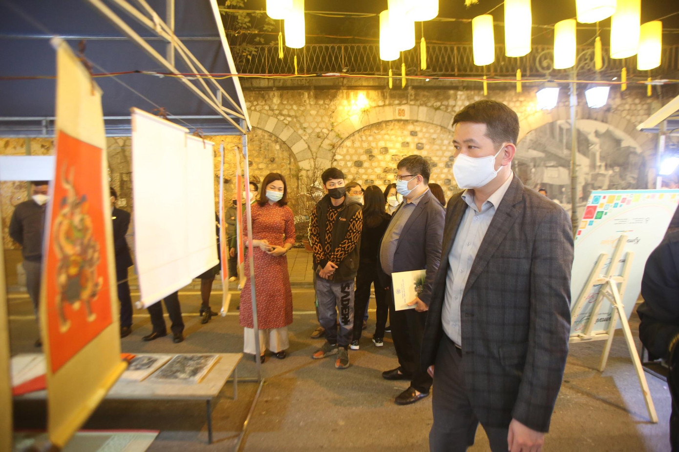 Gian hàng với những bức tranh truyền thống dân gian. Gian hàng với những bức tranh truyền thống dân gian.