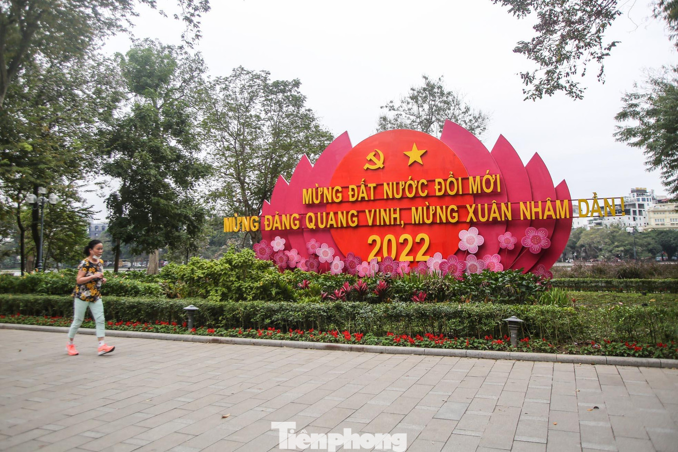 Ngoài ra, bên hồ còn có tác phẩm "Mừng Đảng, mừng xuân" được thiết kế với biểu tượng chính là cờ Đảng, cờ Tổ quốc trên nền hình tượng mặt trời, hoa sen 9 lớp cánh được đặt