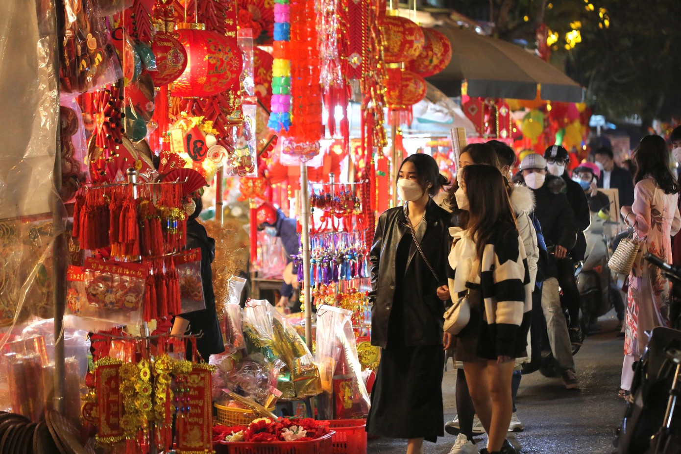 Năm nay, chợ hoa Tết diễn khi tình hình dịch COVID-19 đang diễn biến phức tạp trong cộng đồng nên vắng vẻ hơn do tâm lý cẩn trọng của người dân. Năm nay, chợ hoa Tết diễn khi tình hình dịch COVID-19 đang diễn biến phức tạp trong cộng đồng nên vắng vẻ hơn do tâm lý cẩn trọng của người dân.