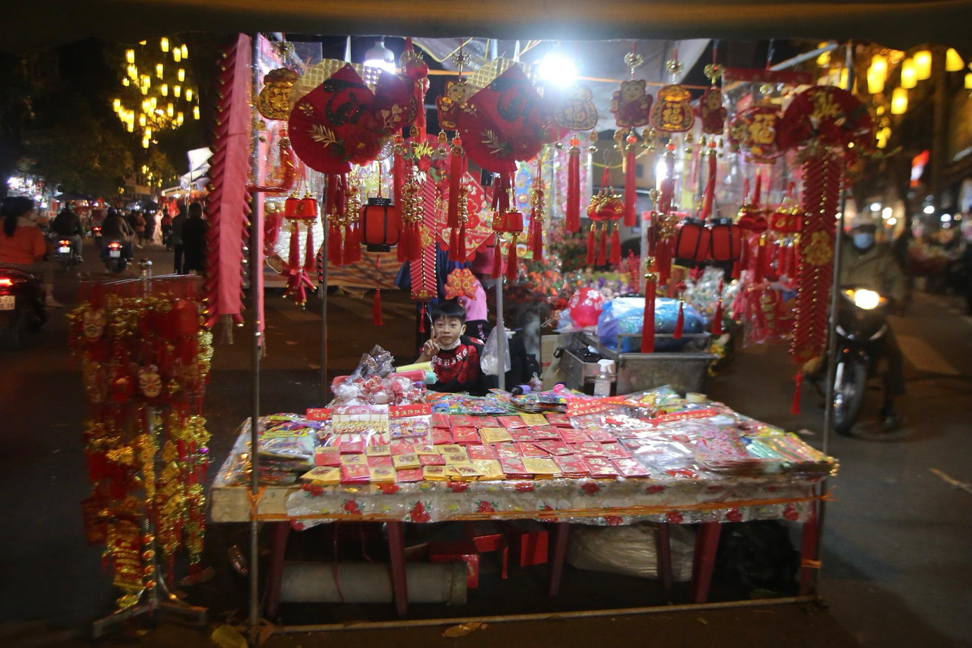 Không khí Tết tràn ngập các con phố cổ. Không khí Tết tràn ngập các con phố cổ.