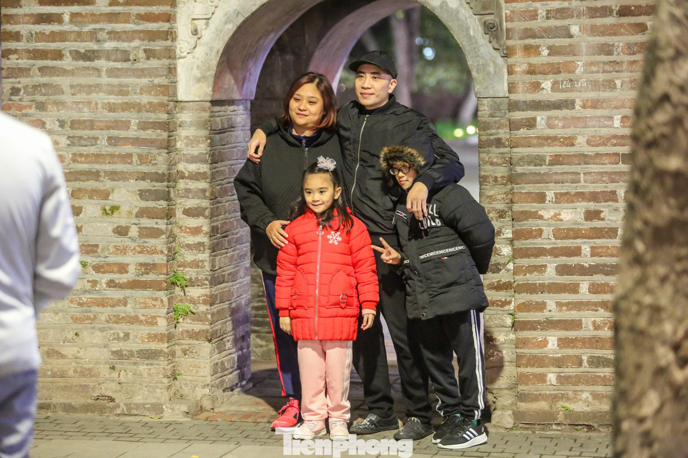 Nhiều gia đình lên Hồ Gươm đón giao thừa. Nhiều gia đình lên Hồ Gươm đón giao thừa.