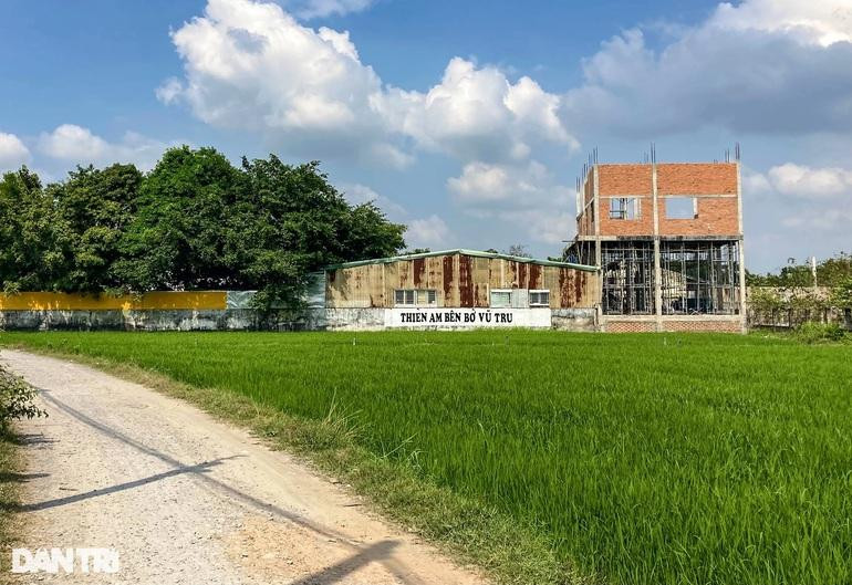 Tịnh thất bị phong tỏa từ xa ít nhất khoảng 200 m.