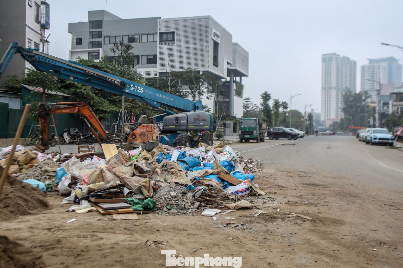 Theo ghi nhận của PV, dự án đường Huỳnh Thúc Kháng kéo dài đang thi công xuất hiện nhiều điểm tập kết rác chất thành đống lớn nhưng không được xử lý. Theo ghi nhận của PV, dự án đường Huỳnh Thúc Kháng kéo dài đang thi công xuất hiện nhiều điểm tập kết rác chất thành đống lớn nhưng không được xử lý.