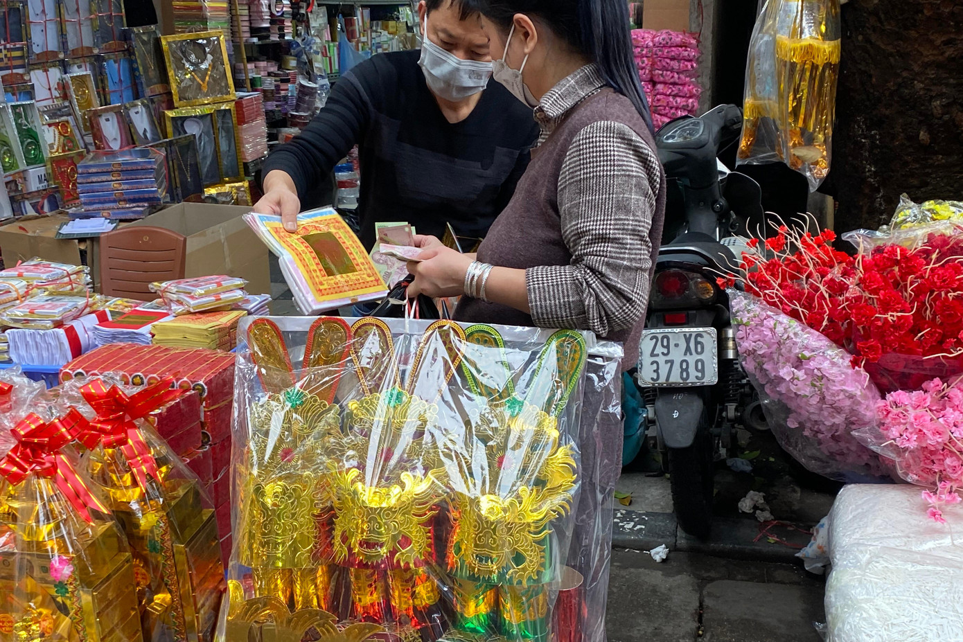 Bộ mã ông Công ông Táo to, đẹp có giá hàng trăm nghìn đồng. Bộ mã ông Công ông Táo to, đẹp có giá hàng trăm nghìn đồng.