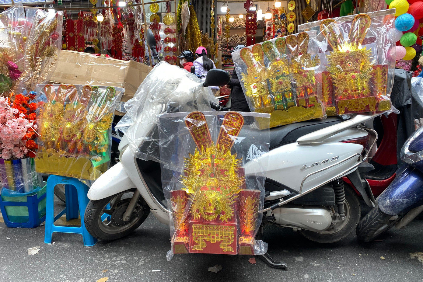 Thay vì cảnh cháy hàng như mọi năm, những bộ mã phục vụ ngày Tết ông Công ông Táo vẫn đang chờ người mua. Thay vì cảnh cháy hàng như mọi năm, những bộ mã phục vụ ngày Tết ông Công ông Táo vẫn đang chờ người mua.