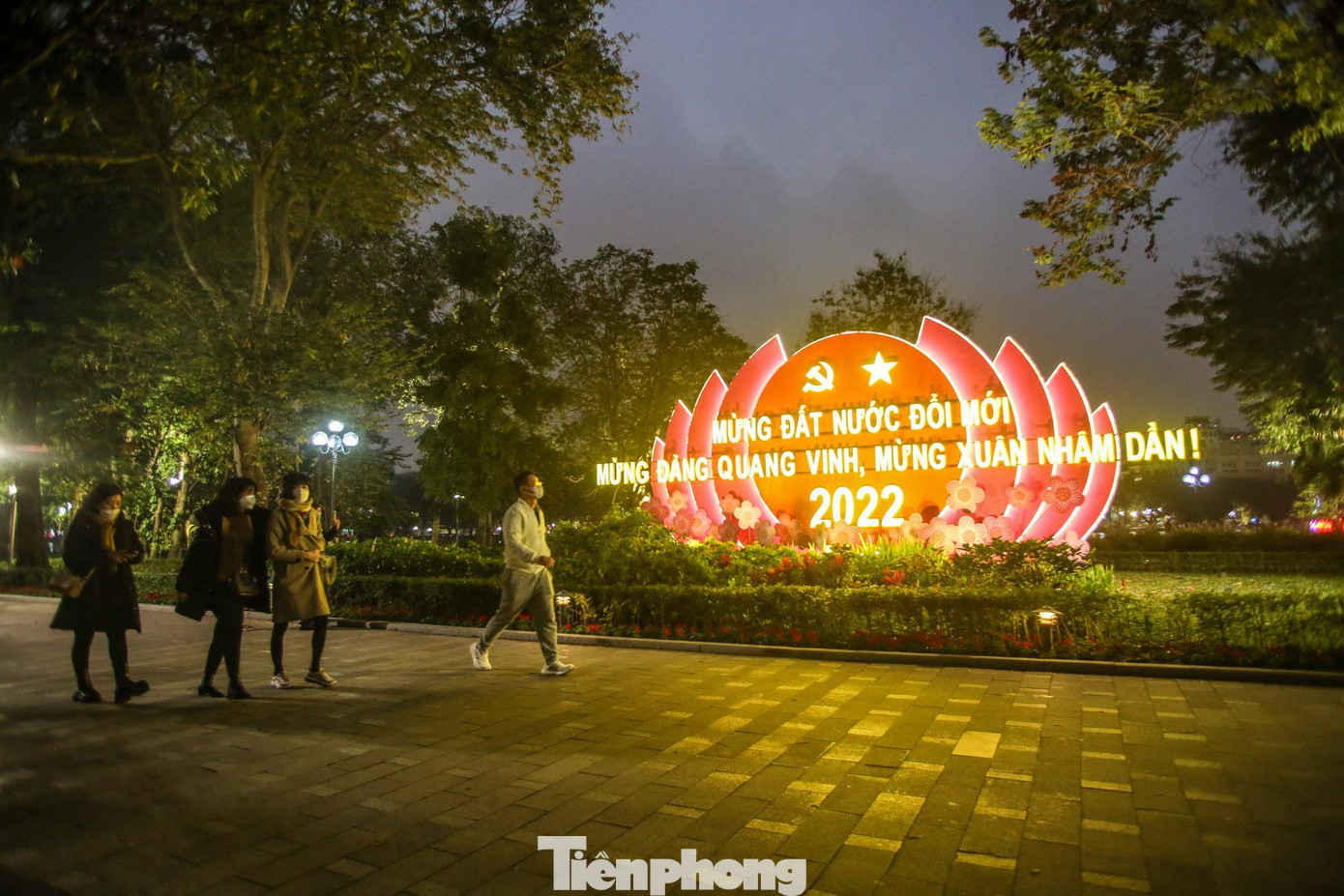 Phần chân đế với hình ảnh vườn hoa đào biểu tượng vui tươi, phấn khởi của mùa xuân. Với ý nghĩa "Mừng Đảng quang vinh, đất nước trường tồn vĩnh cửu".