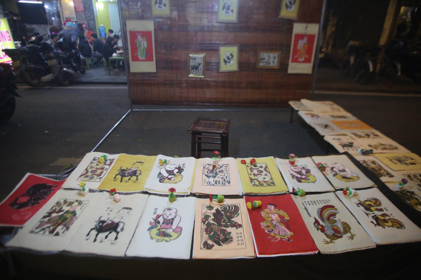 Gian hàng bày bán những bức tranh Hàng Trống truyền thống. Gian hàng bày bán những bức tranh Hàng Trống truyền thống.