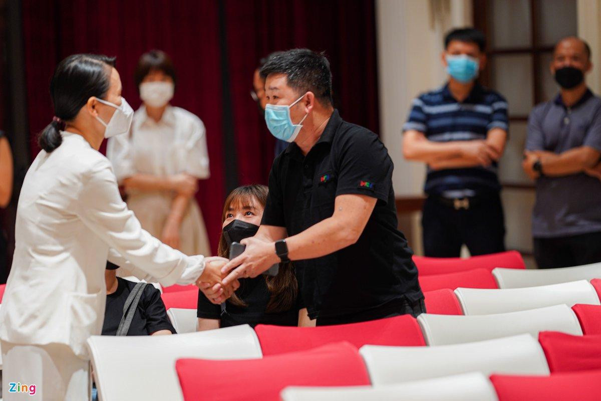 Các đồng nghiệp tại MCV - nơi đạo diễn Đoàn Bình làm việc - đến chia buồn cùng gia quyến. Khi còn sống, Đoàn Bình là đạo diễn của các chương trình như Vợ chồng son, Bạn muốn hẹn hò, Ước mơ của em... Ngoài ra, anh cũng dàn dựng nhiều game show, có thể kể đến như Bước nhảy hoàn vũ, Cặp đôi hoàn hảo, Một phút để chiến thắng, Giọng hát Việt... Các đồng nghiệp tại MCV - nơi đạo diễn Đoàn Bình làm việc - đến chia buồn cùng gia quyến. Khi còn sống, Đoàn Bình là đạo diễn của các chương trình như Vợ chồng son, Bạn muốn hẹn hò, Ước mơ của em... Ngoài ra, anh cũng dàn dựng nhiều game show, có thể kể đến như Bước nhảy hoàn vũ, Cặp đôi hoàn hảo, Một phút để chiến thắng, Giọng hát Việt...