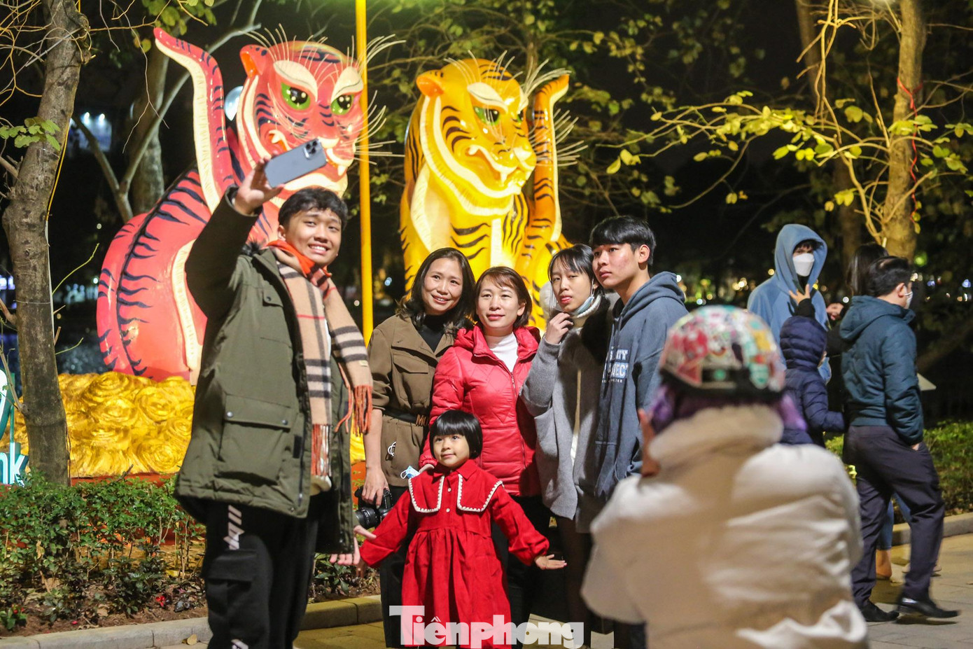 Do ảnh hưởng của dịch COVID-19, thành phố không tổ chức bắn pháo hoa và các chương trình văn nghệ ngoài trời nhưng nhiều người dân Hà thành vẫn xuống phố đón giao thừa. Do ảnh hưởng của dịch COVID-19, thành phố không tổ chức bắn pháo hoa và các chương trình văn nghệ ngoài trời nhưng nhiều người dân Hà thành vẫn xuống phố đón giao thừa.