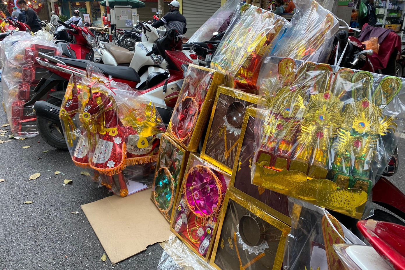 Ngoài bộ mã ông Táo, còn có bộ ngựa giấy, quần áo... Ngoài bộ mã ông Táo, còn có bộ ngựa giấy, quần áo...