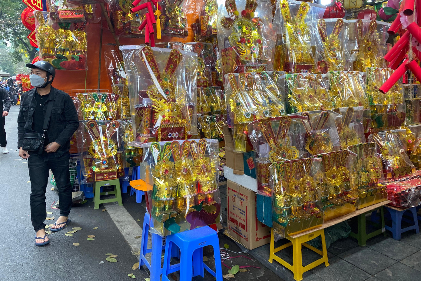 "Những ngày trước lượng mua rất ít, hy vọng trong những ngày cuối tuần, sát ngày ông Công ông Táo, khách sẽ đến đông hơn", một tiểu thương cho biết. "Những ngày trước lượng mua rất ít, hy vọng trong những ngày cuối tuần, sát ngày ông Công ông Táo, khách sẽ đến đông hơn", một tiểu thương cho biết.