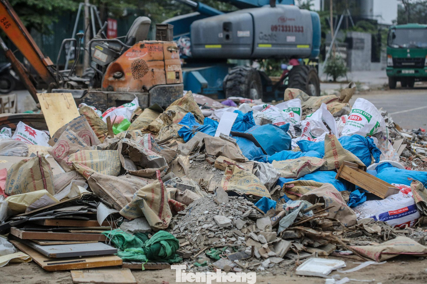 Thời điểm Tết Nguyên đán đang cận kề, hình ảnh rác bủa vây trên tuyến phố càng mất mỹ quan đô thị. Thời điểm Tết Nguyên đán đang cận kề, hình ảnh rác bủa vây trên tuyến phố càng mất mỹ quan đô thị.