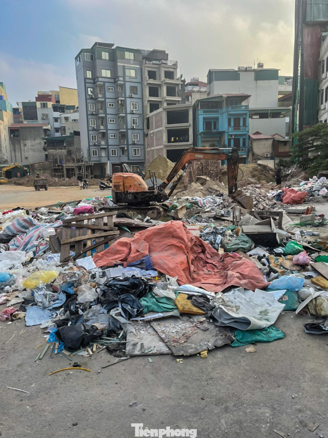 Lòng đường mới hoàn thiện chất đầy rác. Lòng đường mới hoàn thiện chất đầy rác.