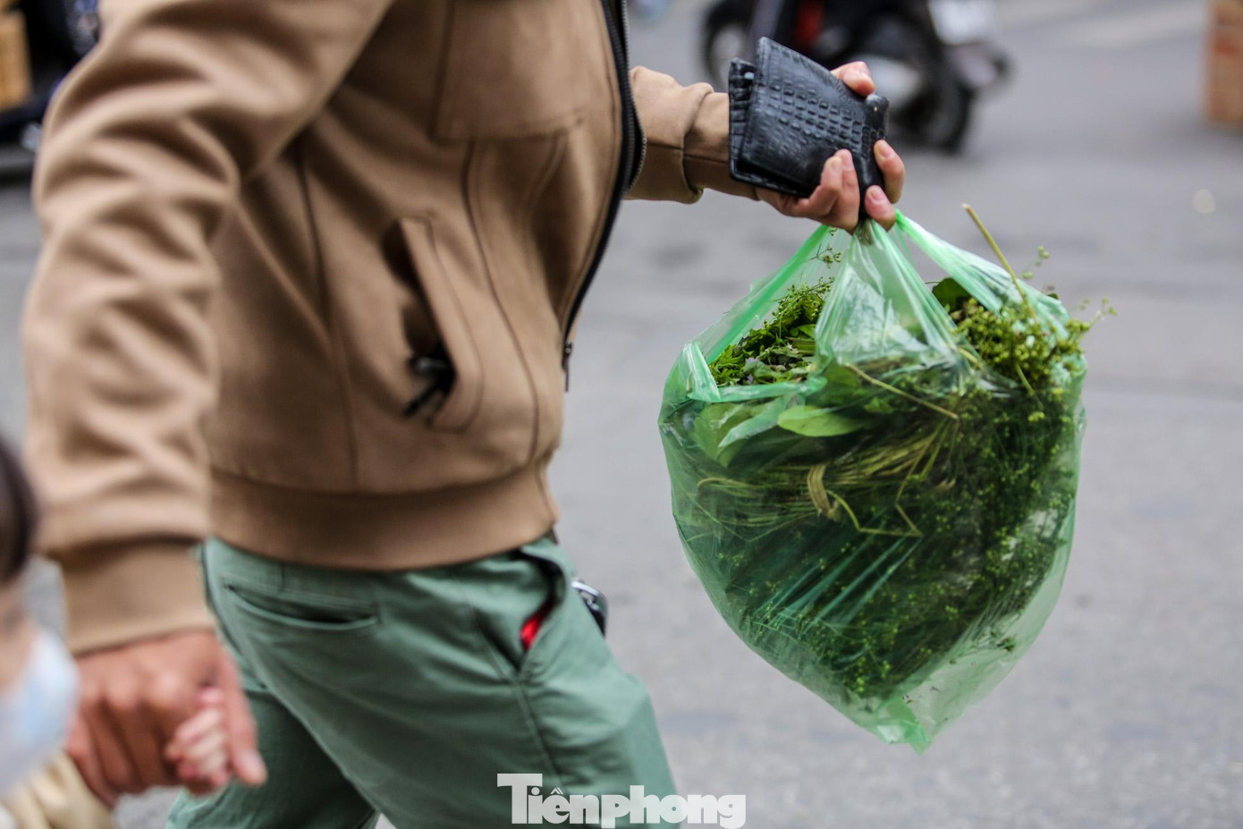 Mỗi bó mùi có giá dao động từ 10.000đ - 20.000 đồng tùy số lượng.