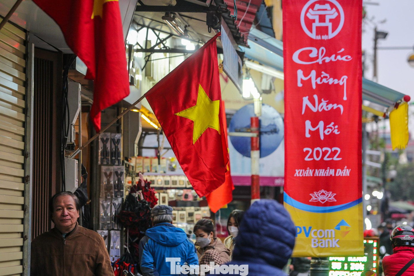 Cùng với cờ đỏ sao vàng, băng rôn khẩu hiệu chào mừng năm mới 2022 cũng được treo bên đường. Cùng với cờ đỏ sao vàng, băng rôn khẩu hiệu chào mừng năm mới 2022 cũng được treo bên đường.