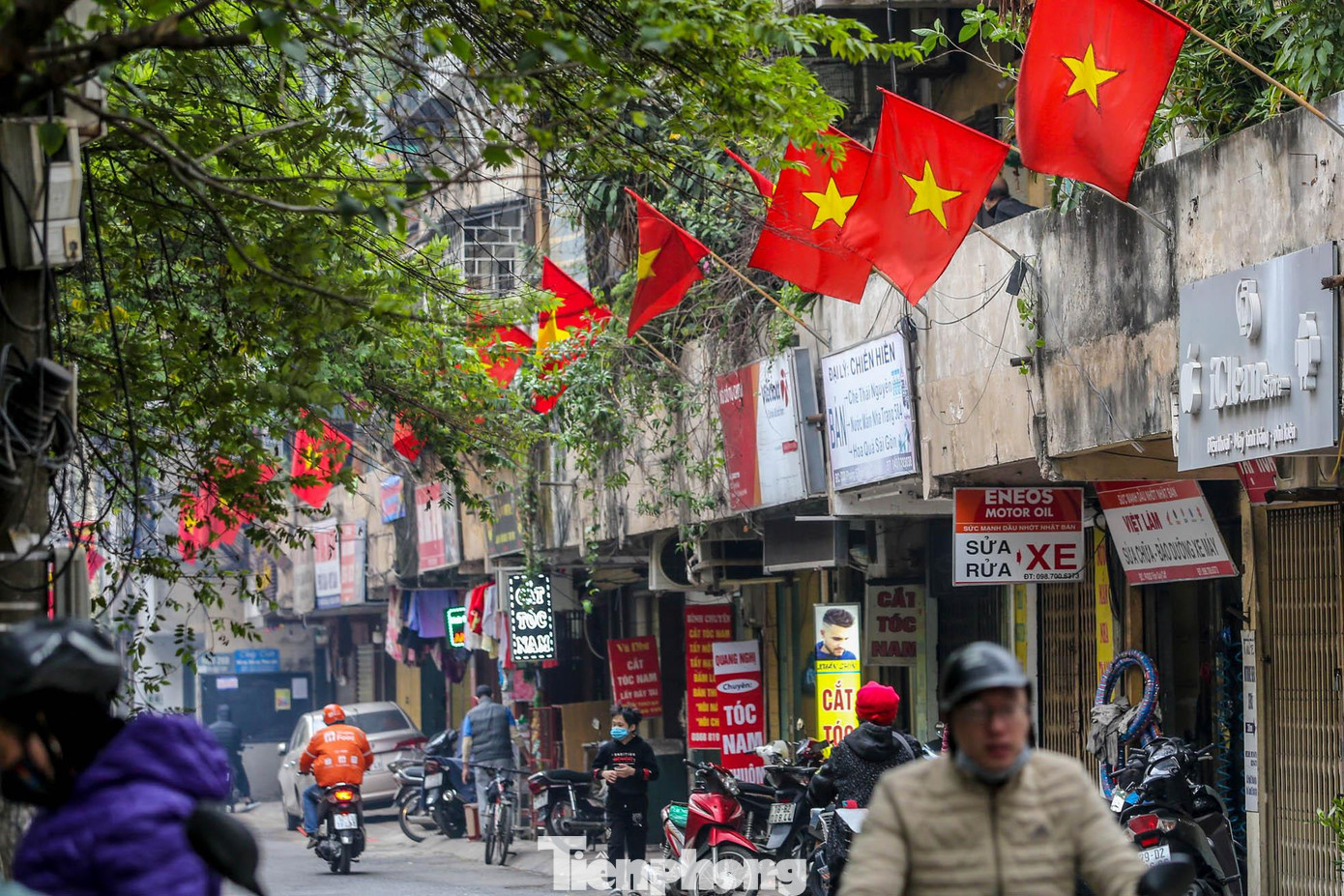 Cờ đỏ rực rỡ trong ngõ phố Trần Quý Cáp ngày 29 Tết. Cờ đỏ rực rỡ trong ngõ phố Trần Quý Cáp ngày 29 Tết.