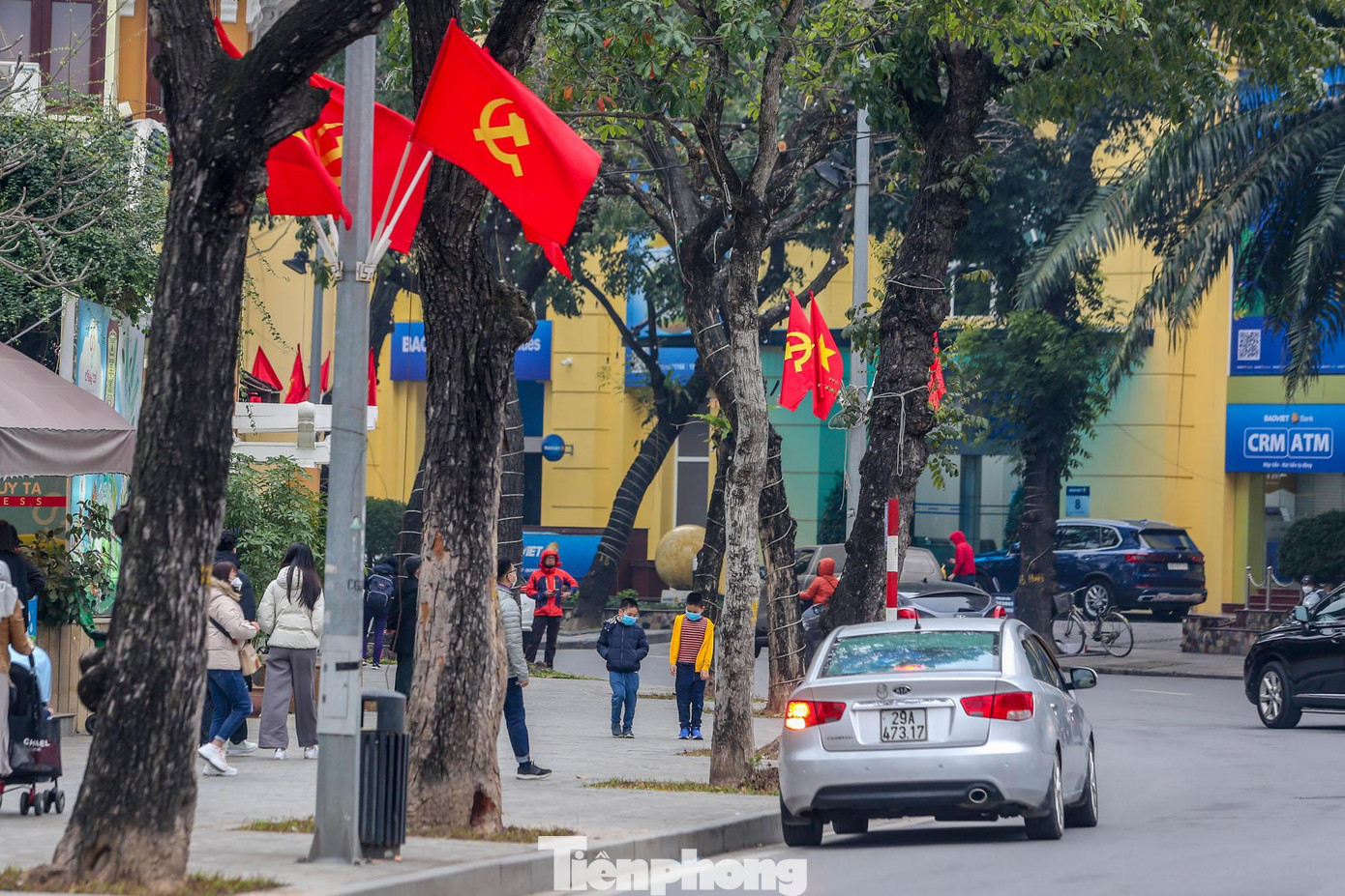 Cờ được trang trí xung quanh bờ hồ Hoàn Kiếm. Cờ được trang trí xung quanh bờ hồ Hoàn Kiếm.