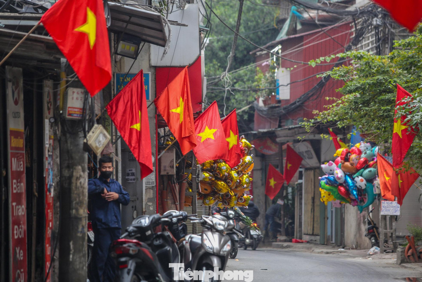 Một góc phố rực rỡ cờ Tổ quốc. Một góc phố rực rỡ cờ Tổ quốc.