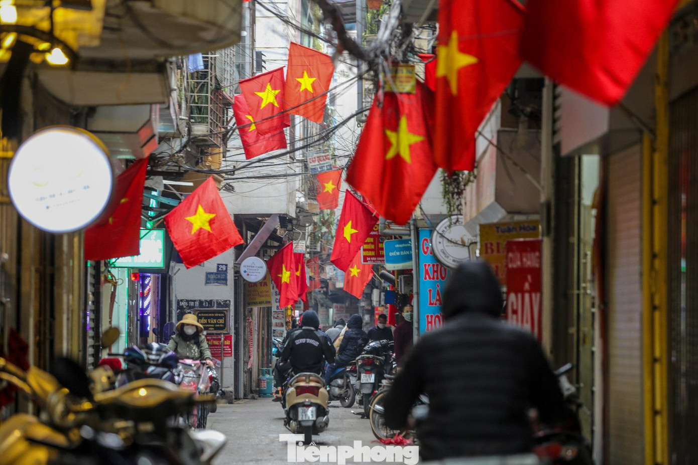 Từ nhà ra ngõ, từ ngõ nhỏ rẽ tới phố lớn, khắp nơi nơi đều ngập tràn không khí Tết và đỏ thắm màu cờ. Từ nhà ra ngõ, từ ngõ nhỏ rẽ tới phố lớn, khắp nơi nơi đều ngập tràn không khí Tết và đỏ thắm màu cờ.