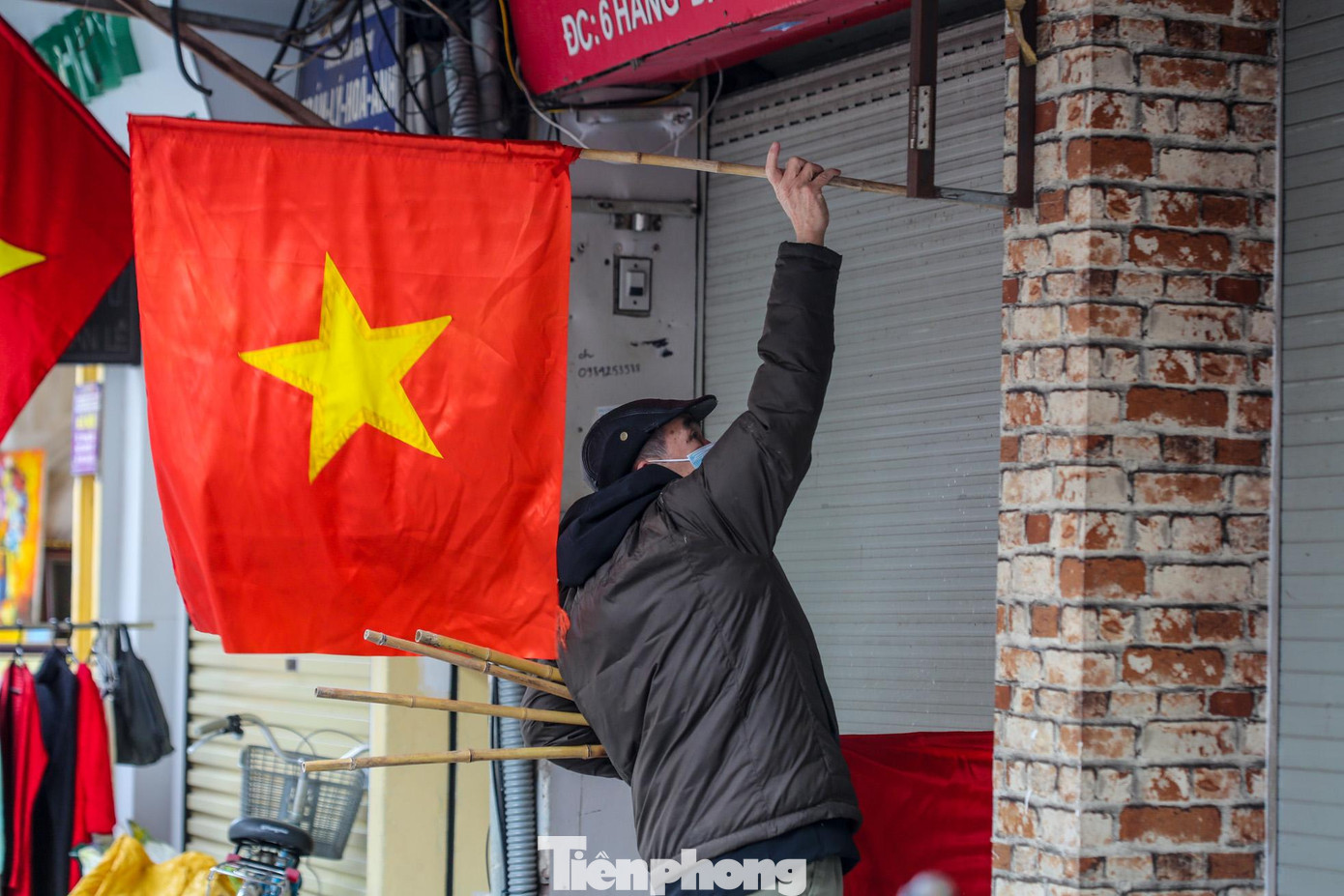 Chuẩn bị đón Tết, nhiều người cũng chăm chút cho lá cờ, nơi treo cờ để thêm phần trang trọng nhưng ấm áp ngày xuân. Chuẩn bị đón Tết, nhiều người cũng chăm chút cho lá cờ, nơi treo cờ để thêm phần trang trọng nhưng ấm áp ngày xuân.