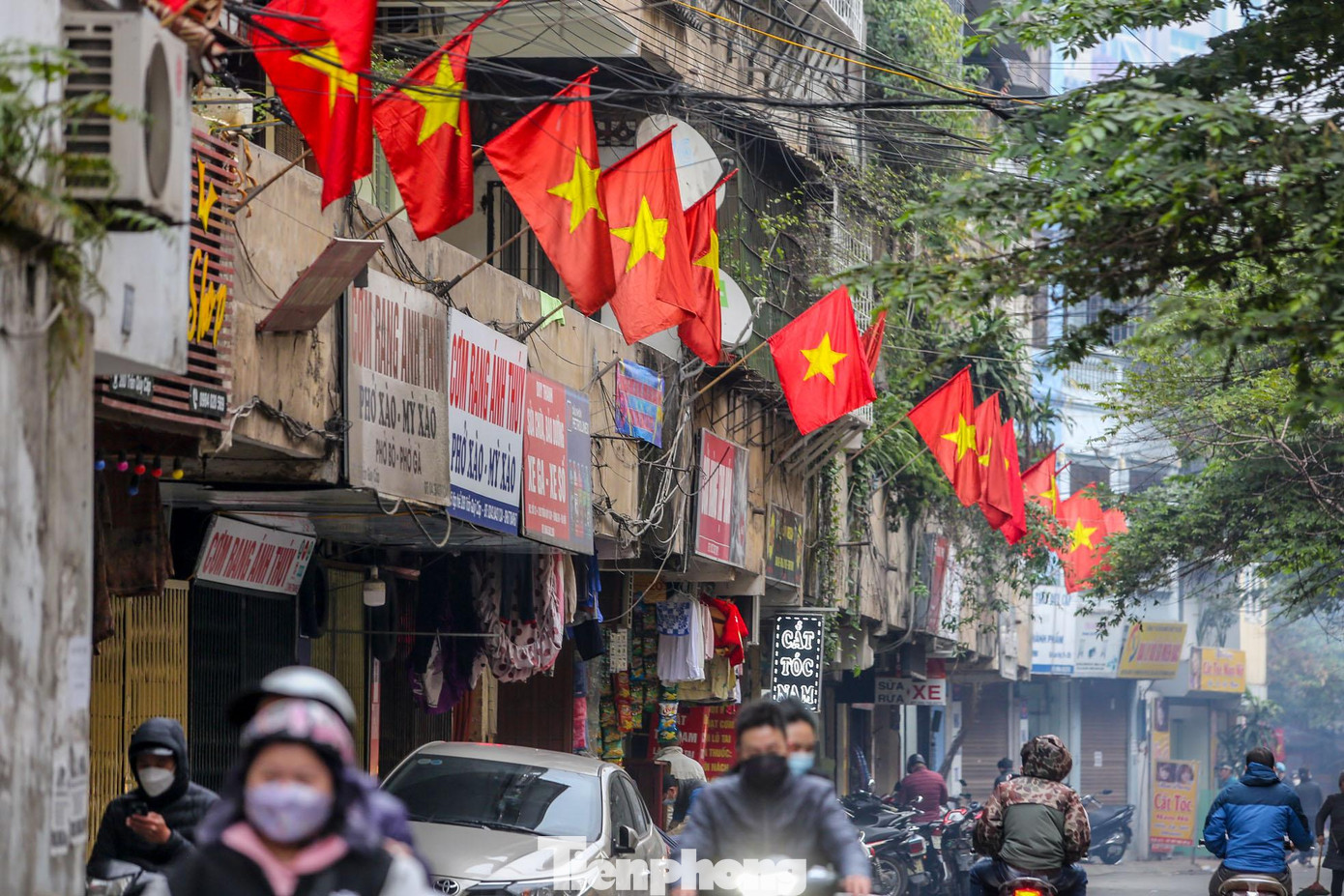 Cứ mỗi dịp Tết đến xuân về, việc treo cờ Tổ quốc đã trở thành nét đẹp văn hóa của mỗi nếp nhà Hà thành. Cứ mỗi dịp Tết đến xuân về, việc treo cờ Tổ quốc đã trở thành nét đẹp văn hóa của mỗi nếp nhà Hà thành.