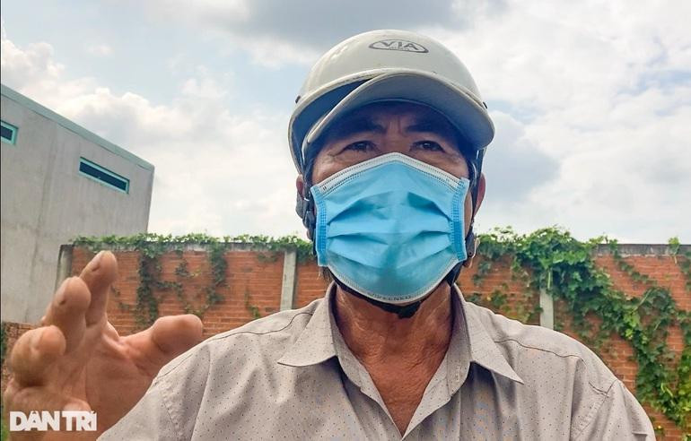 Ông Huỳnh Văn Lánh chia sẻ với phóng viên tình hình quanh tịnh thất 3 ngày qua.