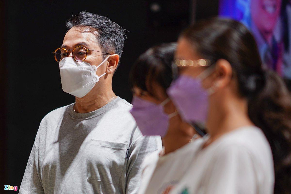 "Em vẫn ngoan và hồn nhiên vậy mãi nhé. Nguyện cầu cho em sẽ luôn viên mãn và hạnh phúc trong vòng tay của Chúa", nghệ sĩ Thành Lộc viết trong sổ tang. Lễ tang của đạo diễn Đoàn Bình diễn ra trong hai ngày 16 và 17/1. "Em vẫn ngoan và hồn nhiên vậy mãi nhé. Nguyện cầu cho em sẽ luôn viên mãn và hạnh phúc trong vòng tay của Chúa", nghệ sĩ Thành Lộc viết trong sổ tang. Lễ tang của đạo diễn Đoàn Bình diễn ra trong hai ngày 16 và 17/1.