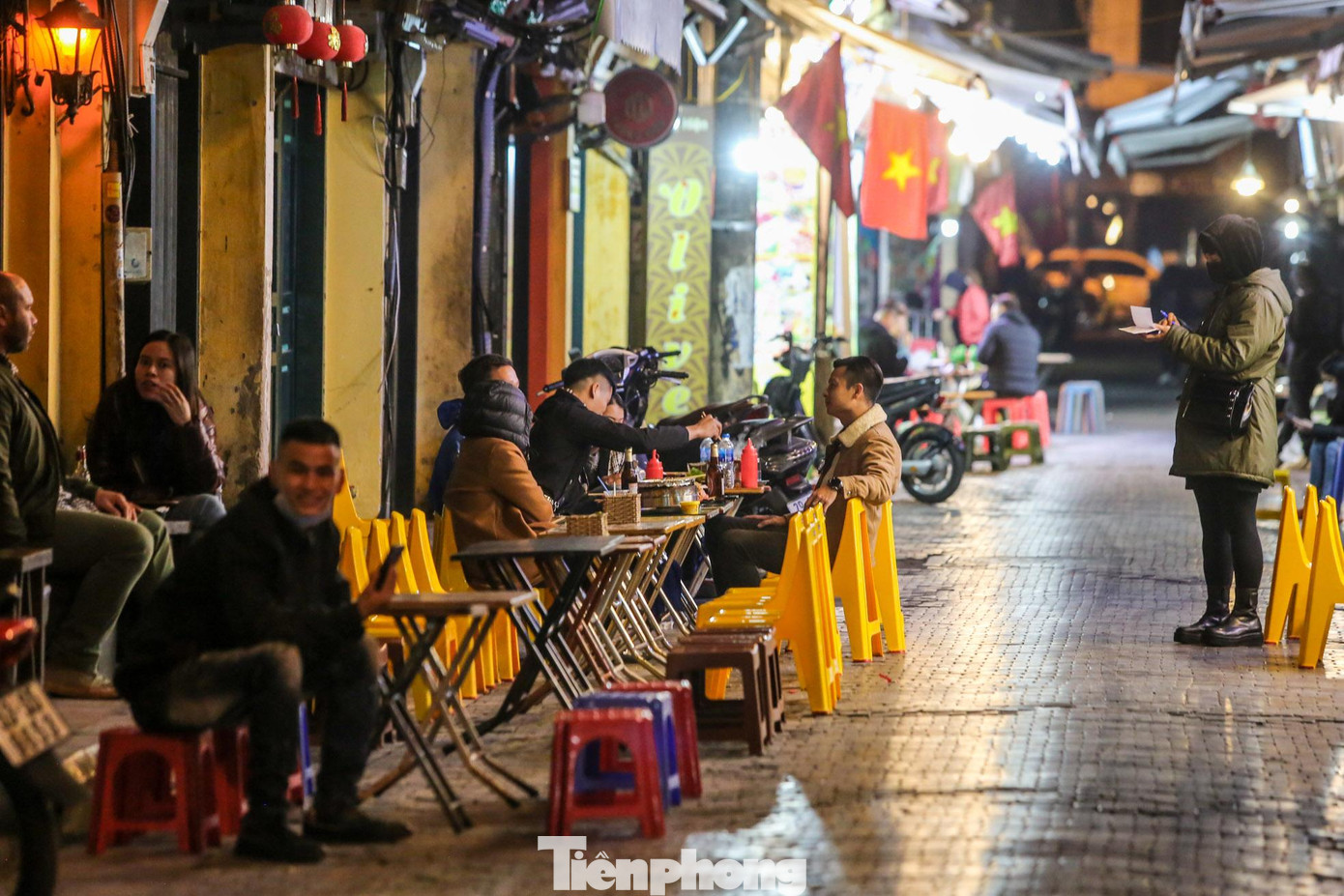 Một vài hàng quán có khách tại phố Tạ Hiện. Một vài hàng quán có khách tại phố Tạ Hiện.