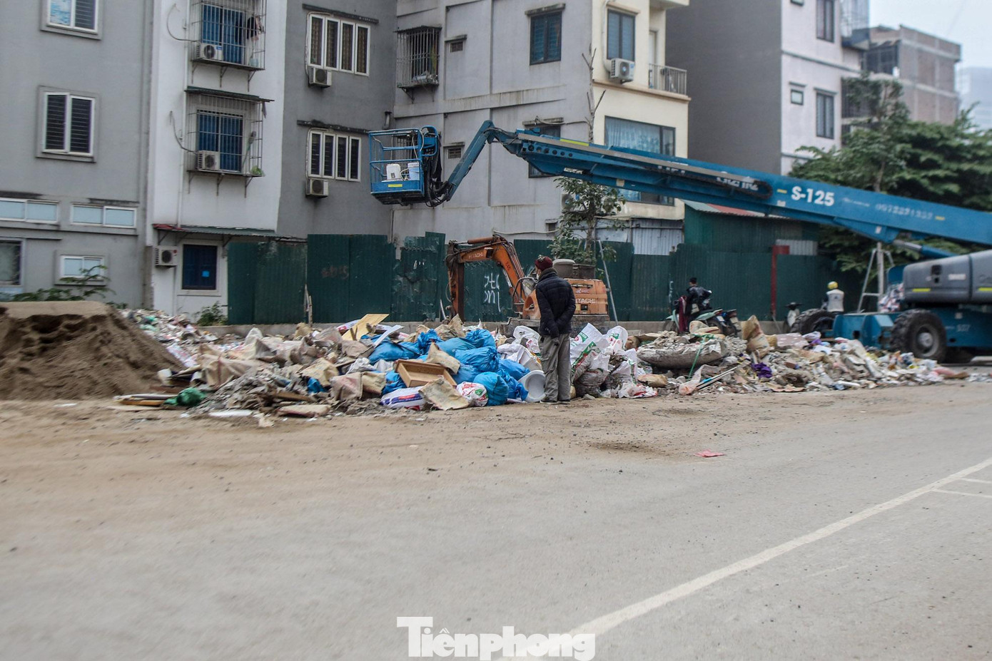 Trên các con phố này, cách một đoạn lại gặp một đống rác lớn. Trên các con phố này, cách một đoạn lại gặp một đống rác lớn.