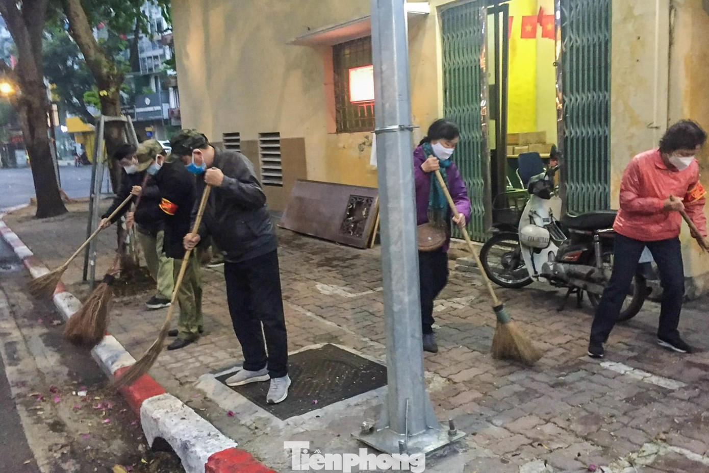 Để đường phố xanh sạch đẹp, lực lượng chức năng, người dân trên địa bàn quận Hoàn Kiếm cùng nhau dọn dẹp các tuyến phố.