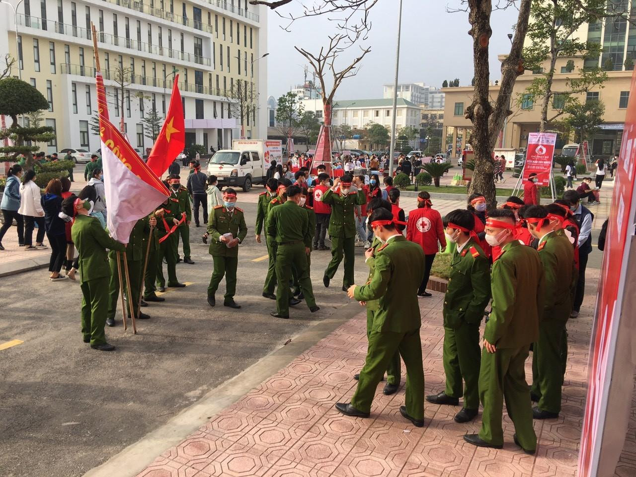 Lực lượng Công an tham gia cổ động và hiến máu trong Ngày hội chính.