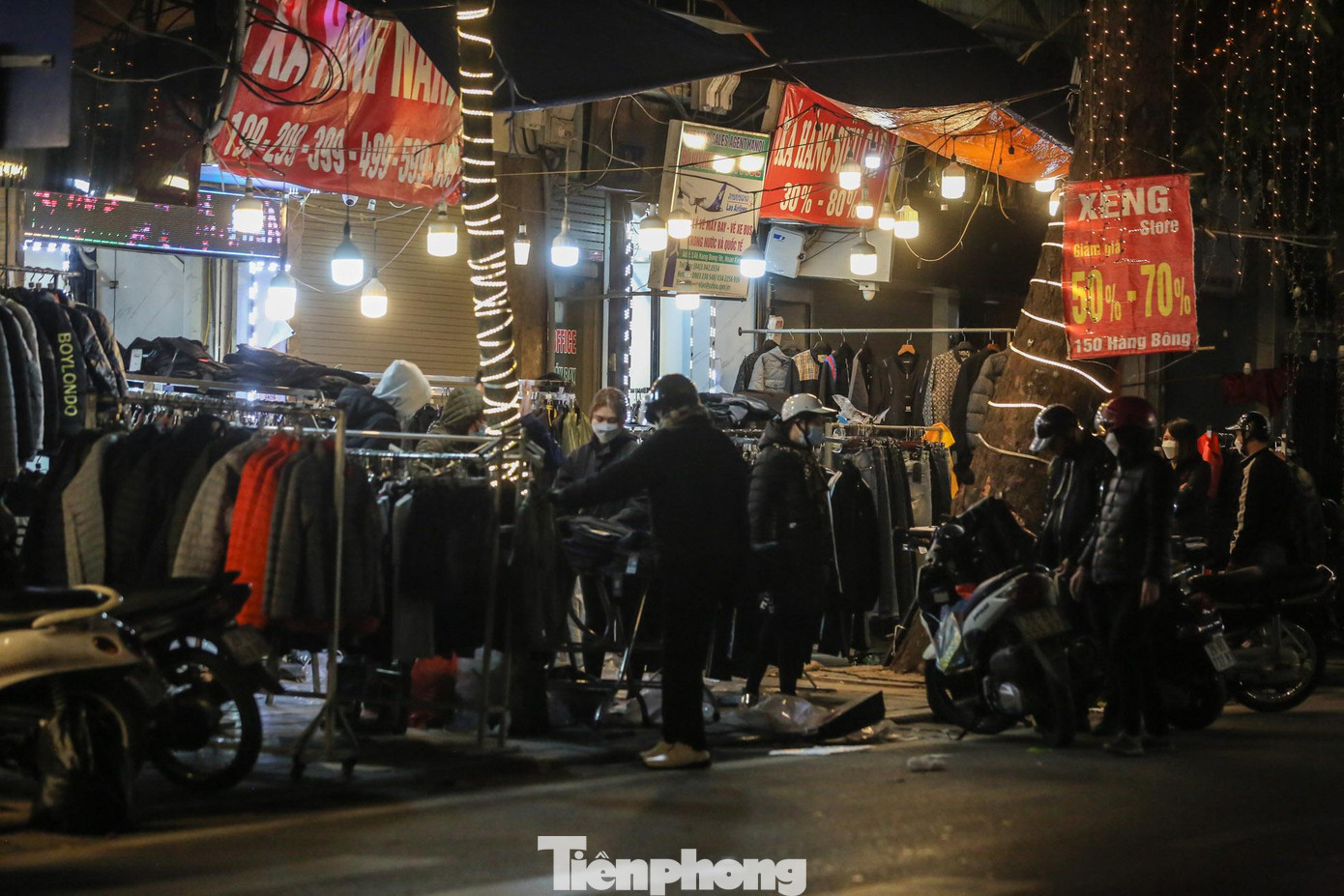 Trên phố Hàng Bông, các cửa hàng quần áo cố bán nốt trước thềm giao thừa. Trên phố Hàng Bông, các cửa hàng quần áo cố bán nốt trước thềm giao thừa.